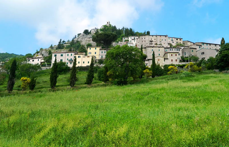 Campiglia d'Orcia, het dorp op 1 km afstand